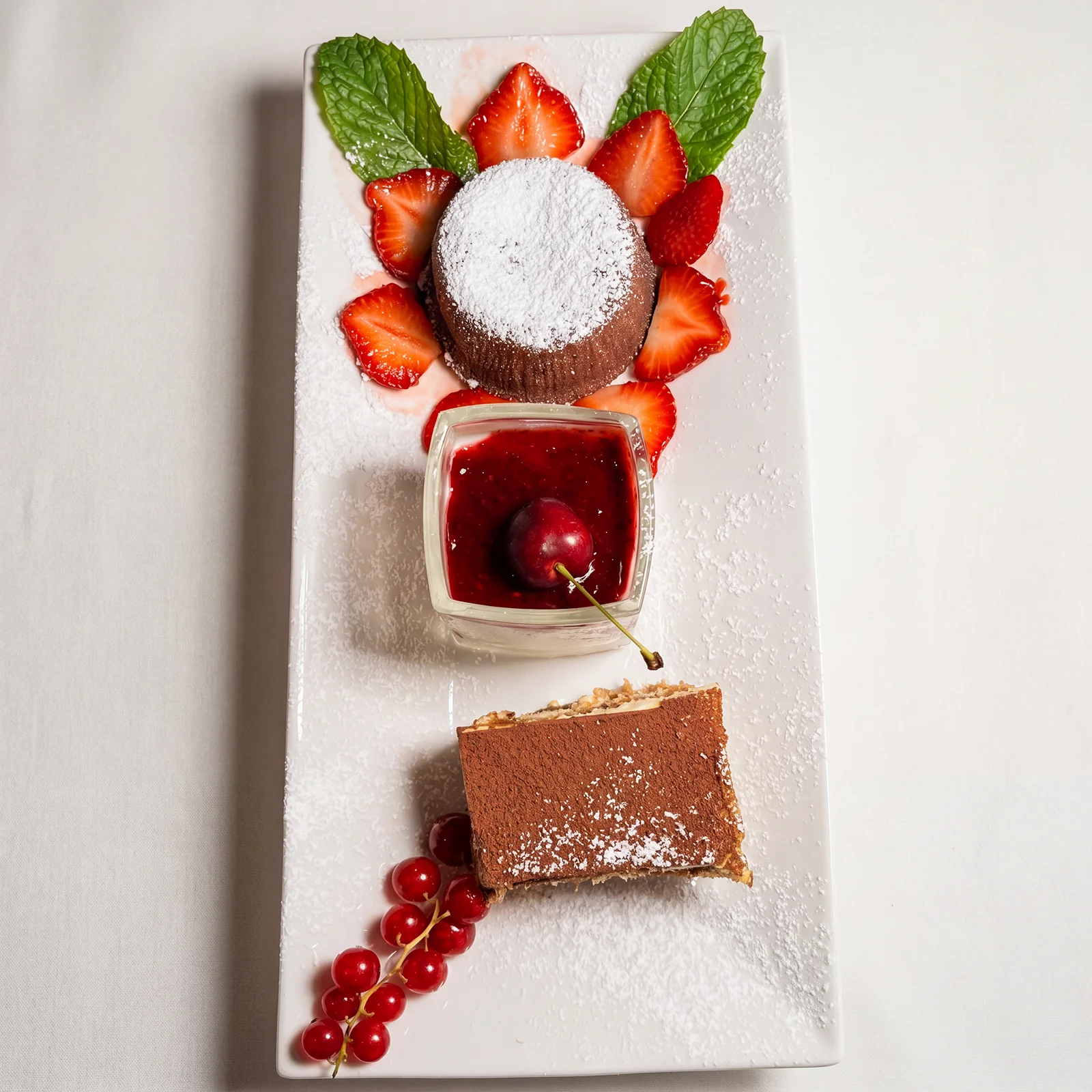 Dessertvariation mit Tiramisu, Schokoladen-Soufflé und Panna Cotta im Ristorante Waldhorn