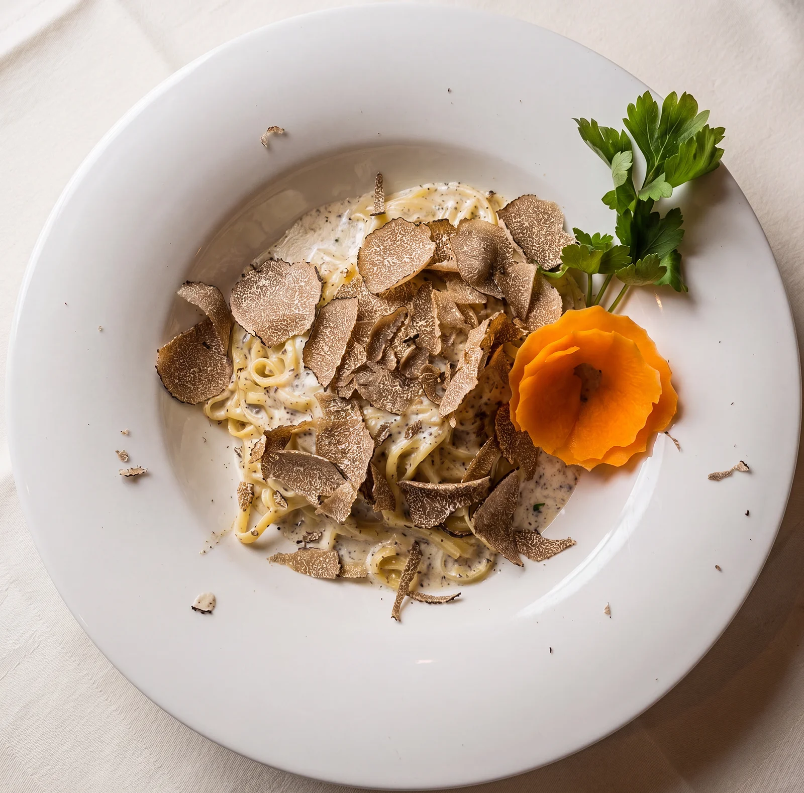 Antipasto Italiano mit gegrilltem Gemüse, Parmaschinken, Salami, Käse und Vitello Tonnato im Ristorante Waldhorn