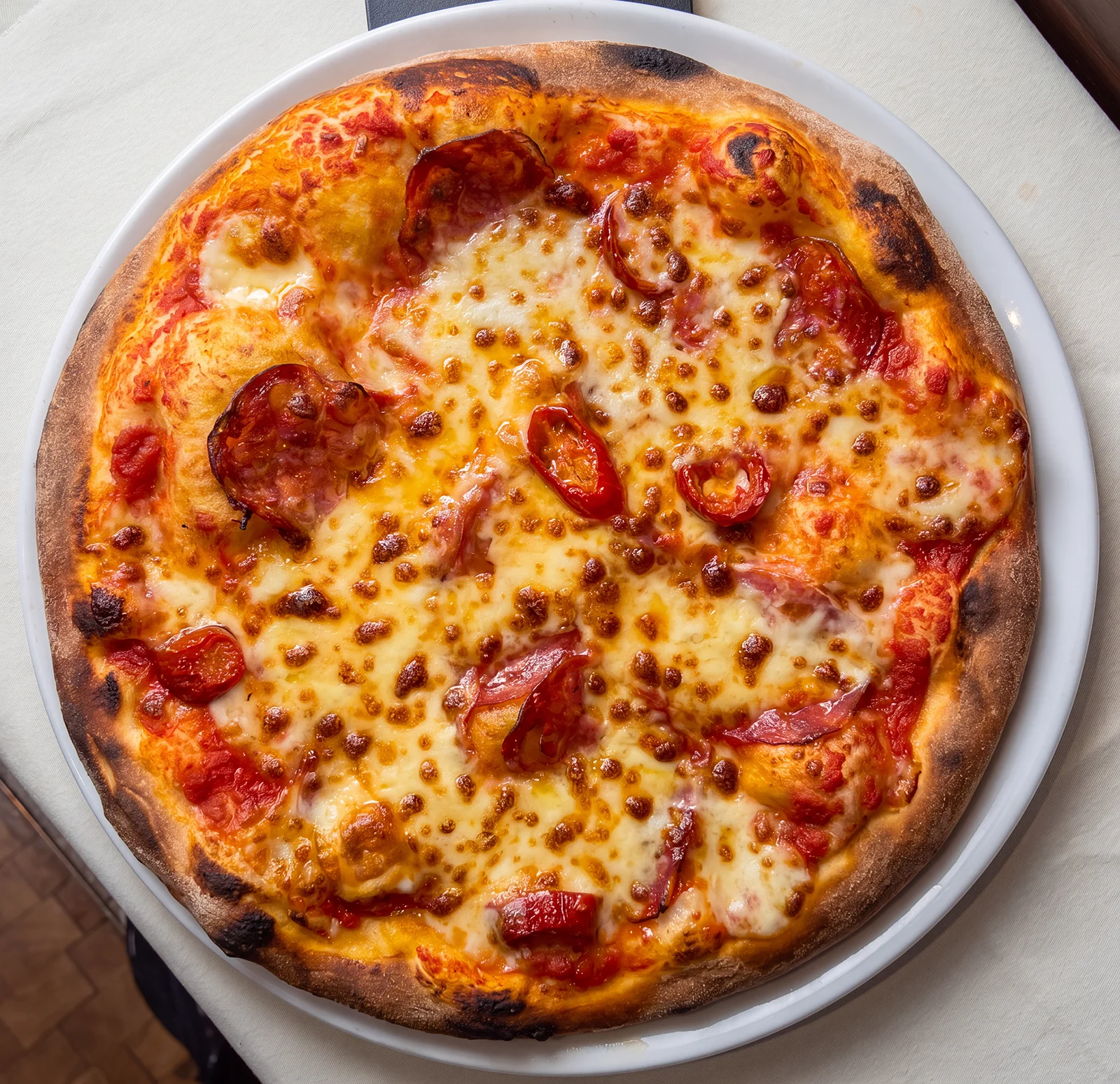 Pizza mit Salami, Mozzarella und Peperoni im Ristorante Waldhorn